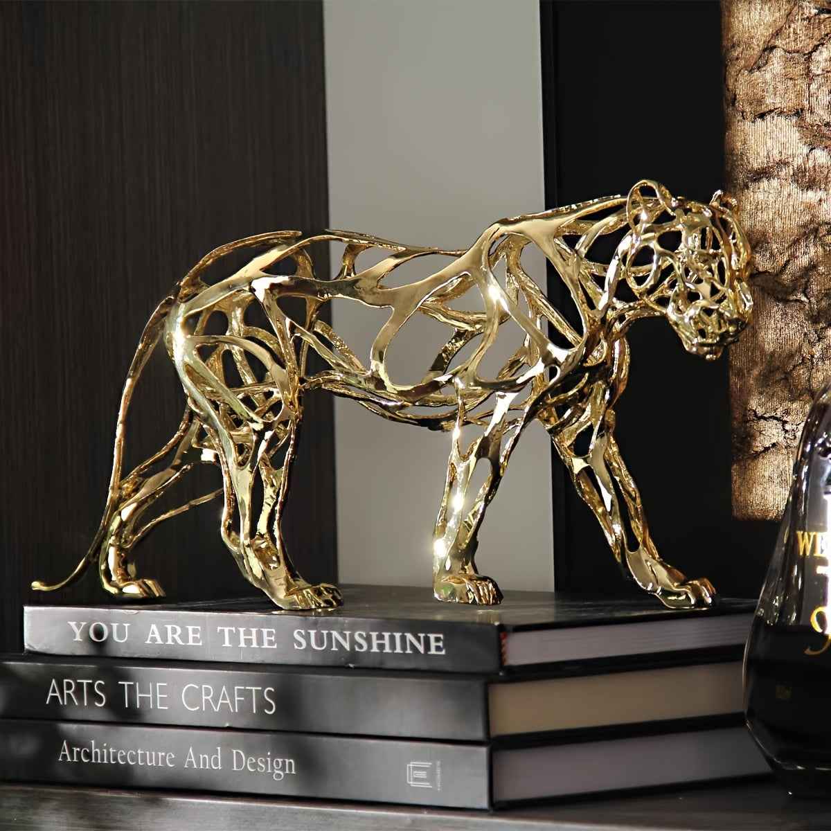1pc Elegant Golden Metal Leopard Statue - Electroplated Craft Hollow Design Decorative Ornament, Modern Jungle Theme Home Decoration, Suitable for Various Room Types, No Power Supply Required