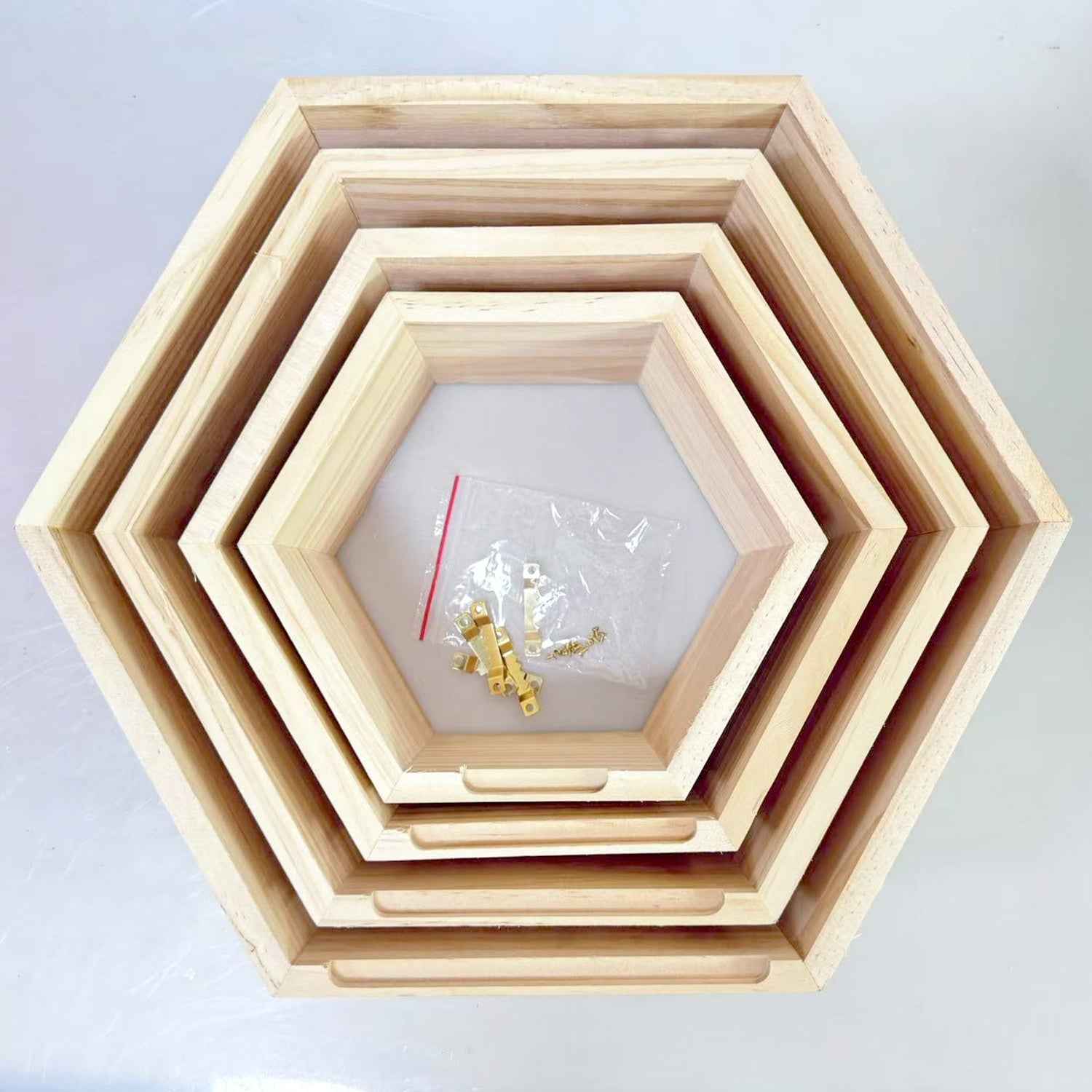 4pcs Large Wooden Hexagonal Wall Shelves, Open Display Design, Style Hexagon Geometric Profile Connecting Minimalist Aesthetic and Christmas Warm Atmosphere, Suitable For Christmas Home Wall Decor, Holiday Ambiance Enhancemen